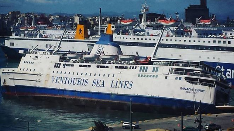 Το «Παναγία Τήνου» βυθίζεται στο λιμάνι του Πειραιά