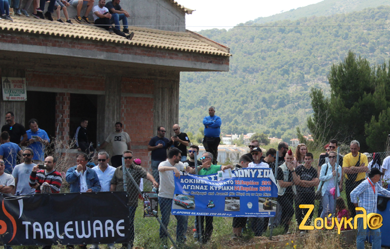 Ο κόσμος περιμένει τα περάσματα από τα αγωνιστικά αυτοκίνητα...