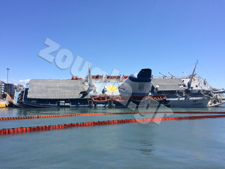 Πλωτά φράγματα έχουν τοποθετηθεί περιμετρικά του πλοίου