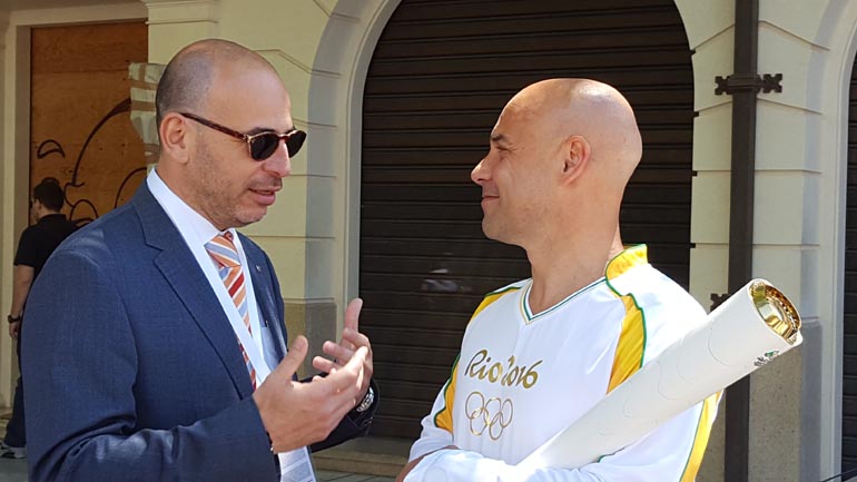 Ο εμπορικός διευθυντής της Nissan Νικ. Ι. Θεοχαράκης, Μάριος Μπαρκής με τον Aντιπρόεδρο Πωλήσεων της Nissan Europe Guillaume Cartier...