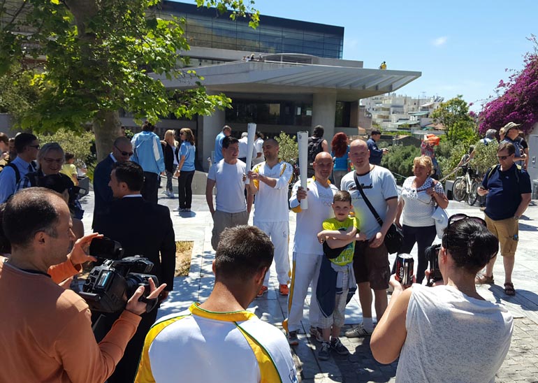 Φωτογραφίες του Guillaume Cartier με φόντο το μουσείο της Ακρόπολης...