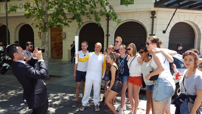 Ο Guillaume Cartier φωτογραφίζεται με Γάλλους τουρίστες...