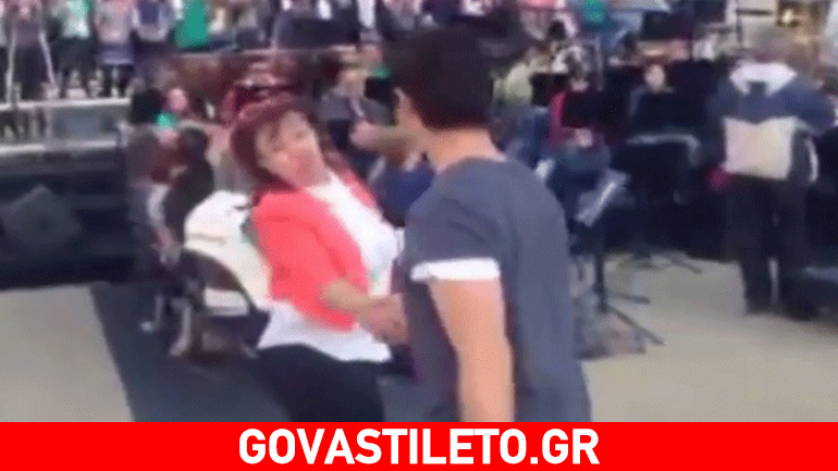 Δείτε τον Σάκη Ρουβά στην πρόβα για την τελετή παράδοσης της Ολυμπιακής Φλόγας