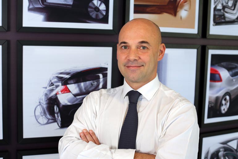 Ο αντιπρόεδρος πωλήσεων και marketing της Nissan Europe Guillaume Cartier με... γραβάτα