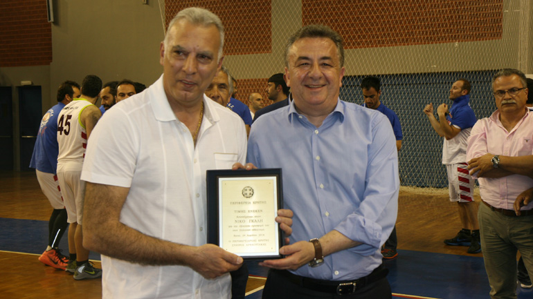 Ο περιφερειάρχης Κρήτης τίμησε τον Νίκο Γκάλη