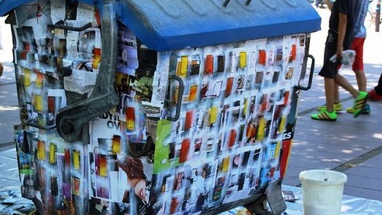 Πολύχρωμοι κάδοι απορριμμάτων