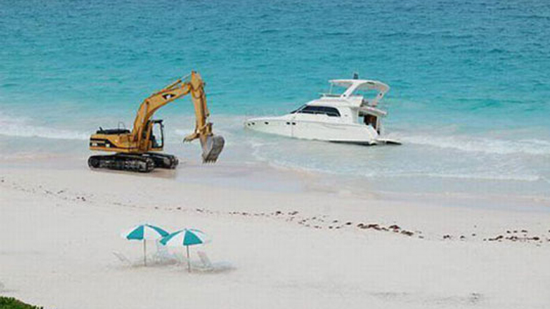 Ακυβέρνητο σκάφος καταστράφηκε στα Αστέρια Γλυφάδας