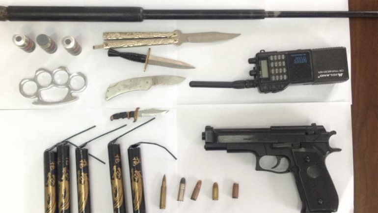 Ναύπακτος: Χειροπέδες σε 27χρονο που κατείχε όπλο, κροτίδες και… ασύρματο