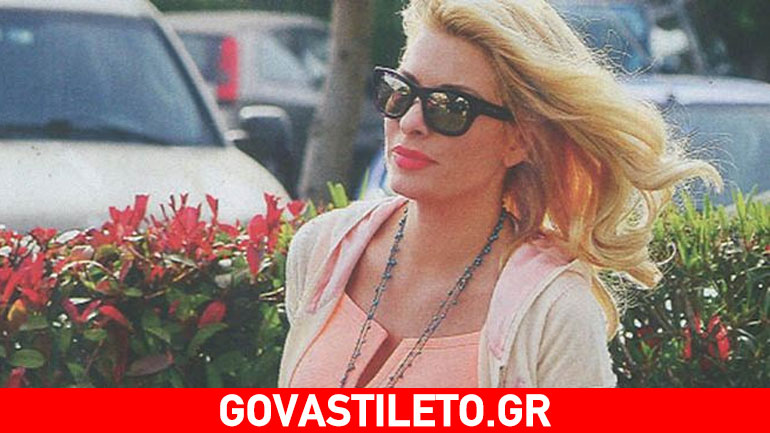 Ελένη Μενεγάκη: Με ανοιξιάτικο outfit πήγε να αγοράσει λαμπάδες για τα βαφτιστήρια της