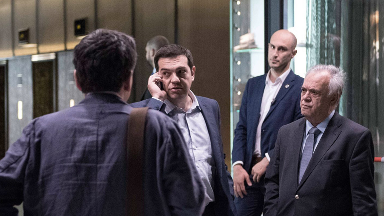 Με την πλάτη στον τοίχο