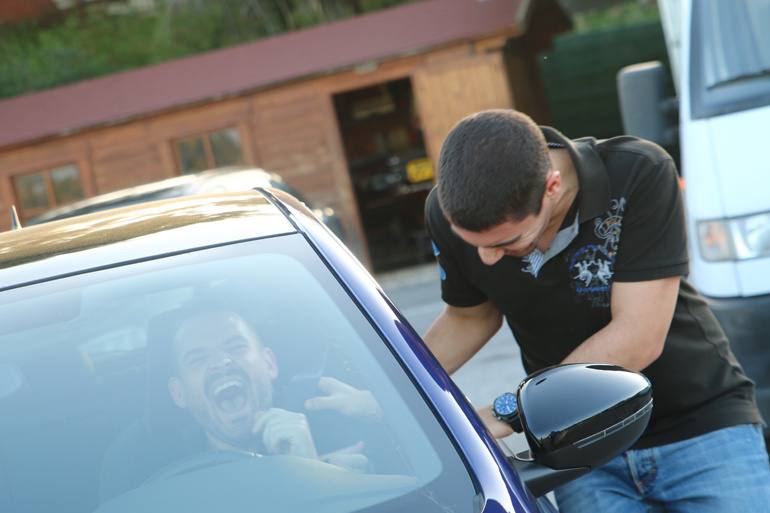 Στη φωτογραφία αυτή θα ταίριαζε και το 'άλλος πίνει, άλλος μεθάει'... Ρεπορτάζ που έγινε με ανεβασμένη διάθεση!