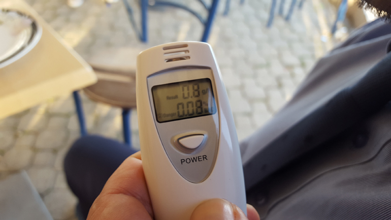 Τέτοια αλκοολόμετρα είναι διαθέσιμα στο εμπόριο σε χαμηλές τιμές και μπορείτε να τα έχετε μέσα στο αυτοκίνητο για να ξέρετε ανά πάσα στιγμή τα επίπεδα αλκοόλ... 