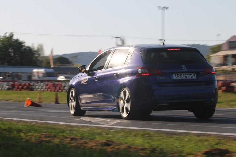 Με το Peugeot 308 ο Σταμάτης Κατσίμης έκανε την άσκηση φρεναρίσματος με απότομη αλλαγή λωρίδας...
