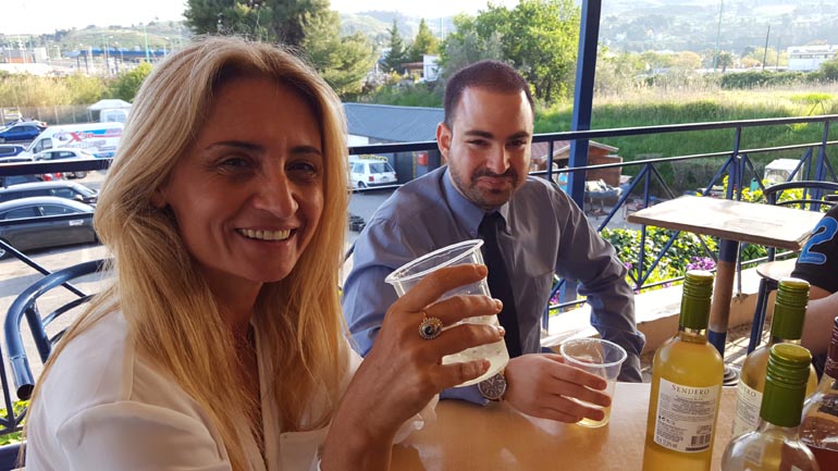 Η πρωταθλήτρια και κάτοχος τριών ρεκόρ μαραθωνίου Μαρία Πολύζου βγήκε από το καθημερινό της πρόγραμμα και ήπιε 'δύο' ποτηράκια παραπάνω...