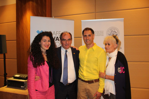 αριστερά προς δεξιά: Ελευθερία Αβραμίδου (Ομοσπονδιακή Προπονήτρια Αθλητικής Ναυαγοσωστικής ΕΟΥΔΑ), Καθ. Αθανάσιος Καραμπίνης (Πρύτανης ΔΠΘ), Δρ. (Διευθυντής Αθλητικής Ναυαγοσωστικής ΕΟΥΔΑ / Υπάλληλος ΚΕΕΛΠΝΟ), Ιωσηφίνα Αβραμίδου.