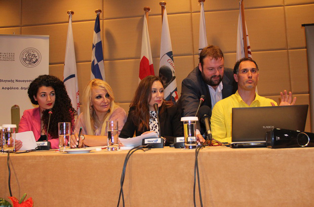 αριστερά προς δεξιά: Ελευθερία Αβραμίδου (Ομοσπονδιακή Προπονήτρια Αθλητικής Ναυαγοσωστικής ΕΟΥΔΑ), Δρ. Βίκυ Μπαφατάκη (Γ.Γ. Διεθνών Βραβείων Giuseppe Sciacca), Μαργαρίτα Μαχαίρα (δημοσιογράφος), Βαγγέλης Τσαμπάζης (Πρόεδρος Ένωσης Σχολών Ναυαγοσωστικής Ελλάδας), Δρ. Στάθης Αβραμίδης (Διευθυντής Αθλητικής Ναυαγοσωστικής ΕΟΥΔΑ / Υπάλληλος ΚΕΕΛΠΝΟ).