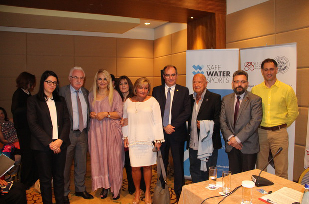 αριστερά προς δεξιά: Χριστίνα Παπαγεωργοπούλου (Καθηγήτρια ΔΠΘ), Γιώργος Τσούκαλης (Αντιπρόεδρος Διεθνών Βραβείων Giuseppe Sciacca), Δρ. Βίκυ Μπαφατάκη (Γ.Γ. Διεθνών Βραβείων Giuseppe Sciacca), Ντίνα Κονταρίνη (Blue Money Show), Λουκίλα Καρρέρ – Πλέσσα (δημοσιογράφος), Καθ. Αθανάσιος Καραμπίνης (Πρύτανης ΔΠΘ), Μίμης Πλέσσας (μουσικοσυνθέτης), Παντελής Μπότσαρης (Αναπληρωτής Πρύτανης ΔΠΘ), Δρ. Στάθης Αβραμίδης (Διευθυντής Αθλητικής Ναυαγοσωστικής ΕΟΥΔΑ / Υπάλληλος ΚΕΕΛΠΝΟ).