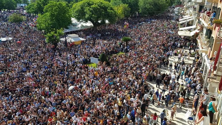 Κέρκυρα: Χιλιάδες «μπότηδες» έγιναν κομμάτια για την Πρώτη Ανάσταση
