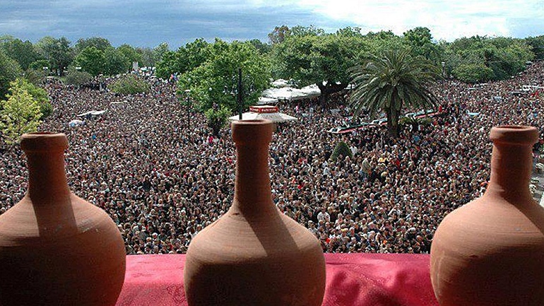 Βουλιάζει από τουρίστες η Κέρκυρα