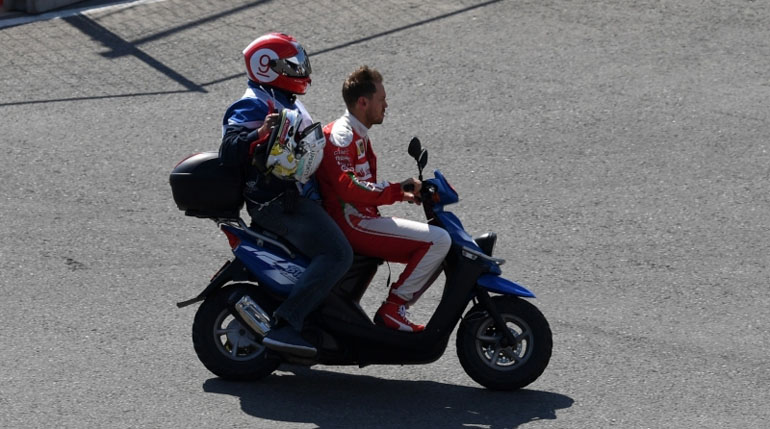 O άτυχος Vettel οδηγεί το scooter του κριτή και κατευθύνεται στα paddocks της ομάδας του...