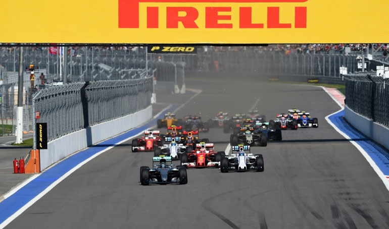 Λίγο μετά την εκκίνηση το αυτοκίνητο ασφαλείας έκανε την εμφάνισή του εξαιτίας συγκρούσεων και θραυσμάτων που γέμισε η πίστα...