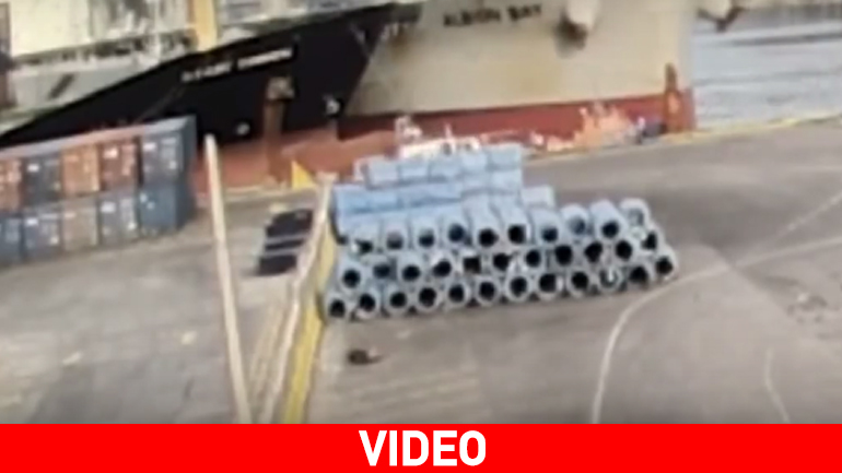 Φορτηγό πλοίο προσκρούει σε πλοίο container που είναι δεμένο