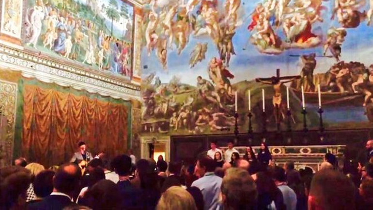 Ο κιθαρίστας των U2 έγραψε ιστορία δίνοντας συναυλία στην Καπέλα Σιξτίνα