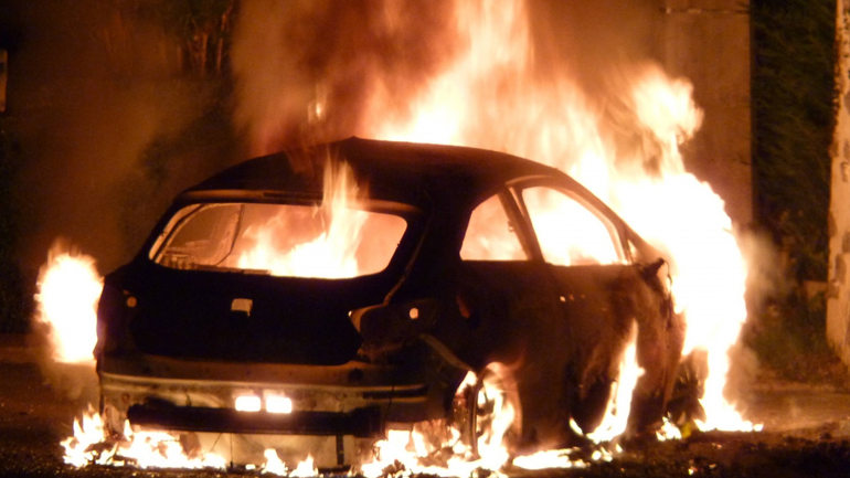 Στις φλόγες Ι.Χ. στον Χολαργό