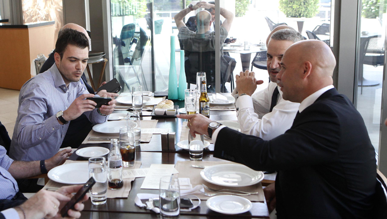 O Λουκάς Παπαλάμπρος δείχνει στον Guillaume Cartier το video με το δημοσίευμα του zougla.gr στο οποίο ο Γάλλος μάνατζερ εμφανίζεται να μεταφέρει την Ολυμπιακή φλόγα, λίγα λεπτά πριν...