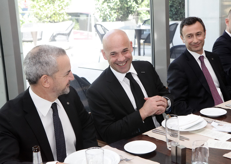 Χαμόγελα από τον Γάλλο μάνατζερ, τον Τάκη Θεοχαράκη (διευθύνοντα σύμβουλο και αντιπρόεδρο της Nissan στην Ελλάδα) και τον Θάνο Μπάφα (διευθυντή marketing Nissan Ελλάδος). Λογικό καθώς η Nissan έχει καταφέρει να βρίσκεται μόνιμα στις πρώτες θέσεις των πωλήσεων στη χώρα μας...