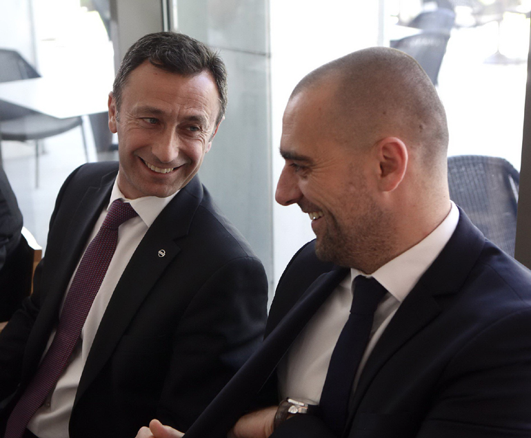 Ο διευθυντής marketing της Nissan Ελλάδος Θάνος Μπάφας (αριστερά) συνομιλεί με τον Guillaume Barbet που έχει υπό την επίβλεψή του την αγορά της Ελλάδας...