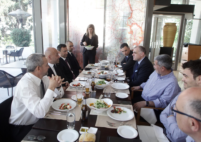 Αριστερά: Τάκης Θεοχαράκης, Guillaume Cartier, Θάνος Μπάφας και Guillaume Barbet. Δεξιά: Βαγγέλης Κιούσης, Λουκάς Παπαλάμπρος, Στράτης Χατζηπαναγιώτου, Βαγγέλης Πετράκης και Γιάννης Μεθενίτης (επικεφαλής δημοσίων σχέσεων Nissan)