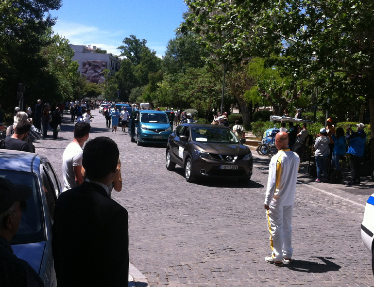 O Guillaume Cartier περιμένει την Ολυμπιακή φλόγα την οποία συνοδεύουν πλήθος οχημάτων της Nissan...