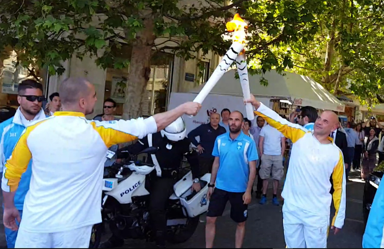 Αλλαγή... σκυτάλης από τον Guillaume Cartier στον Guillaume Barbet, δύο στελέχη της Nissan Europe που βρέθηκαν στην Ελλάδα μόνο και μόνο για να μεταφέρουν την Ολυμπιακή φλόγα