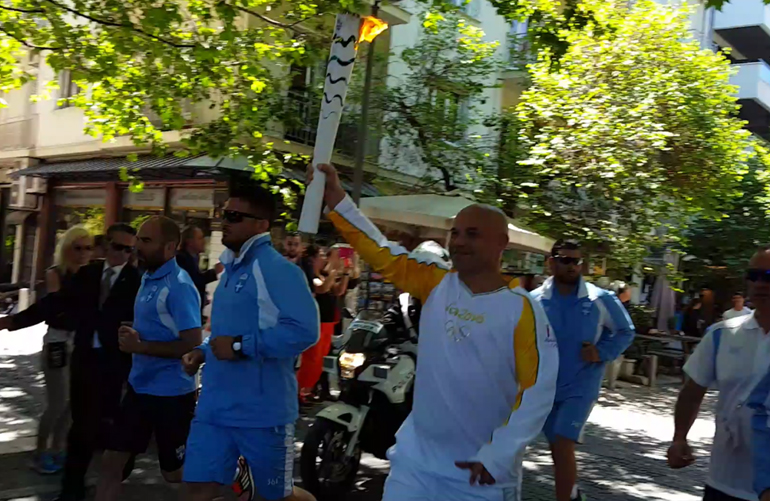 O αντιπρόεδρος πωλήσεων και marketing της Nissan Europe μεταφέρει την Ολυμπιακή φλόγα...