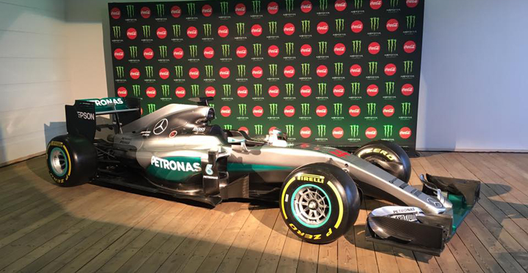 Το μονοθέσιο-ρεπλίκα ήταν στο συνέδριο των κορυφαίων στελεχών παγκοσμίως της Coca Cola που πραγματοποιήθηκε στην Ελλάδα και στο οποίο έδωσε το παρών ο Lewis Hamilton...