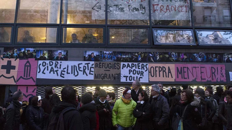 Ταραχές στο Παρίσι κατά την εκκένωση λυκείου που είχαν καταλάβει μετανάστες