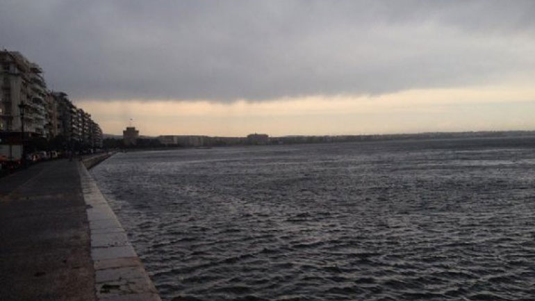 Γυναίκα έπεσε στον Θερμαϊκό – Συναγερμός στο Λιμενικό