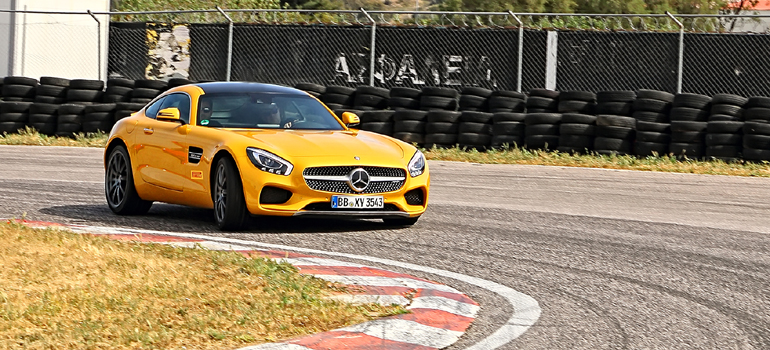 Πριν από λίγες ημέρες η Mercedes Benz Hellas έφερε στην Ελλάδα τη συγκεκριμένη AMG GT S την οποία είχαμε την ευκαιρία να οδηγήσουμε στο αυτοκινητοδρόμιο της πόλης των Μεγάρων...