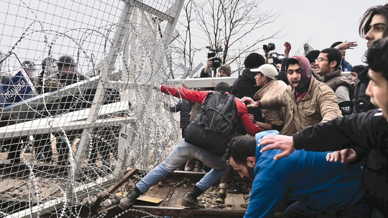 Ειδομένη: Διαμαρτυρία προσφύγων μπροστά στον φράχτη