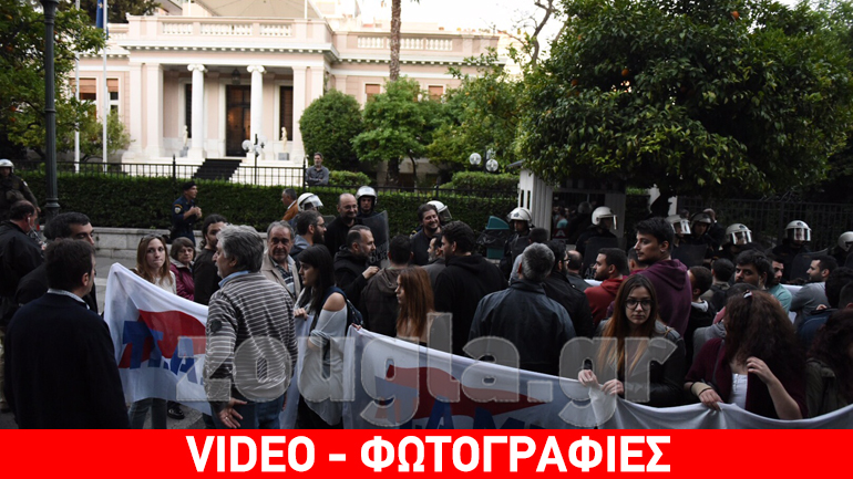 ΠΑΜΕ: Έσπασαν τον αστυνομικό κλοιό και έφτασαν έξω από το Μέγαρο Μαξίμου