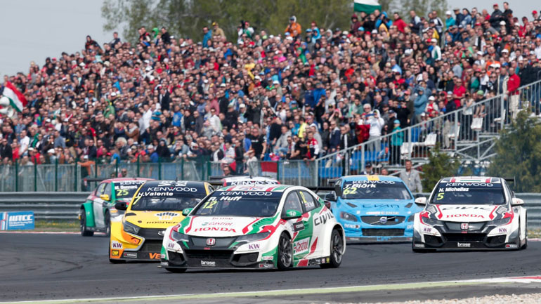 Οι αγώνες του παγκοσμίου πρωταθλήματος αυτοκινήτων τουρισμού (WTCC) συγκεντρώνουν χιλιάδες θεατές οι οποίοι παρακολουθούν εντυπωσιακά γρήγορα εργοστασιακά αγωνιστικά αυτοκίνητα...