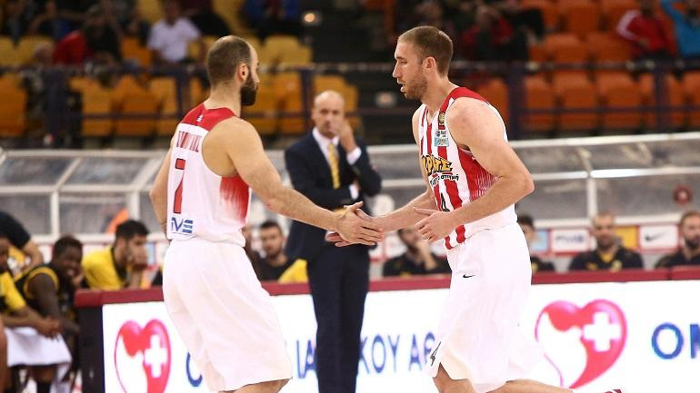 Πιο κοντά στους τελικούς ο Ολυμπιακός, 80-67 την ΑΕΚ