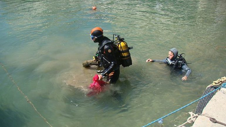 Ρέθυμνο: Καθαρίζουν τον πυθμένα του ενετικού λιμανιού
