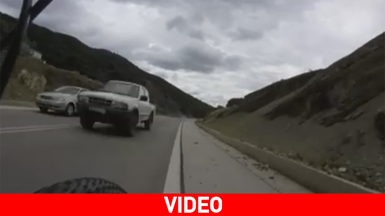 Ποδηλάτης του ΠΑΟΚ γλιτώνει την τελευταία στιγμή από ασυνείδητο οδηγό που τον πέρασε για… αόρατο