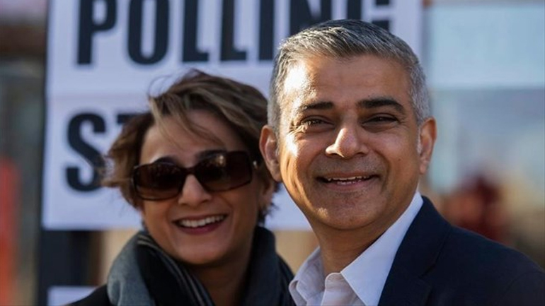 DW: Θριάμβευσε ο πρώτος μουσουλμάνος δήμαρχος στο Λονδίνο