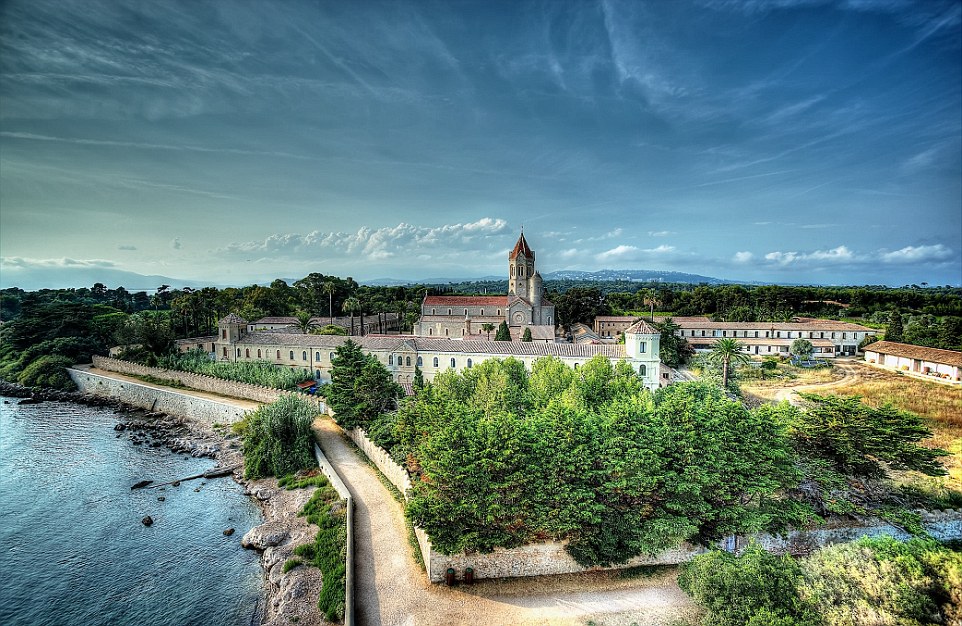 Το Saint-Honorat είναι ένα νησί που φιλοξενεί ένα από τα παλαιότερα μοναστήρια κιστερκιανών μοναχών στη Δύση