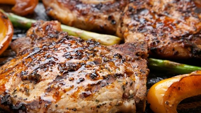 Χοιρινές μπριζόλες με μοτσαρέλα και μπέικον