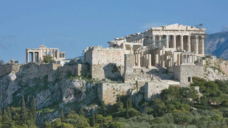Ο υπουργός Πολιτισμού υποδέχεται πρόσφυγες στον βράχο της Ακρόπολης
