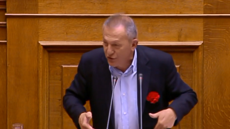 Mε το γαρύφαλλο στο πέτο επιτέθηκε στον Τσίπρα